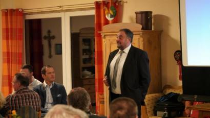 Bild: fvo
Bürgermeister Josef Beimler erläutert die Politik der Marktgemeinde Waldthurn