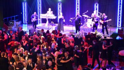 Bild: hcz
Die "Lars Backhaus Music Company" sorgt für eine stets volle Tanzfläche.