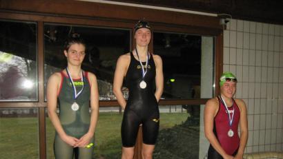 Bild: rbg
Foto mit Symbolcharakter: Kathrin Bachmeier (links) vom Tirschenreuther Schwimm- Club schiebt sich als Vizemeisterin über 400 m Freistil zwischen die beiden Regensburgerinnen Nele Weinfurtner und Tiffany Vanessa Salva und verhindert somit einen Durchmarsch der Donaustädter.