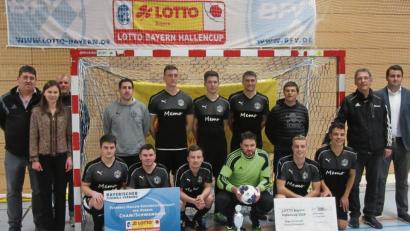 Bild: mr
Der Titelträger mit Trainern und Funktionären: Der TSV Stulln besiegte in einem spannenden Finale Titelverteidiger SpVgg Pfreimd mit 2:1 nach Verlängerung.