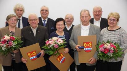 Bild: bkr
Für Hermine Heinl sowie die Gattinnen von Ludwig Schmidt und Alois Schmid hatte Bürgermeister Josef Hecht Blumensträuße mitgebracht. Unser Bild zeigt von links: Theresia Schmid, Landrat Wolfgang Lippert, Alois Schmid, Bürgermeister Josef Hecht, Hermine und Oskar Heinl, Ludwig Schmidt, Dritten Bürgermeister Eberhard Besold und Christine Schmidt.