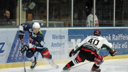 Bild: gb
Blue-Devils-Topscorer Tomas Rubes (links, Szene aus einer Partie gegen Rosenheim) erzielte am Sonntag beim 7:6-Erfolg in Füssen den Siegtreffer.