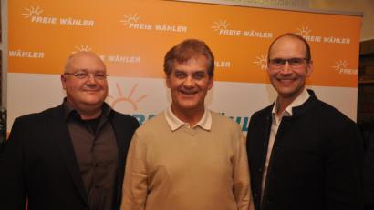 Bild: ws
Hubert Häring (Mitte) wird für die Christliche Freie Wählergemeinschaft das Amt des Bürgermeisters in Bärnau anstreben. Am Freitag erhielt er den einstimmigen Auftrag der CFWG. Dazu gratulierten auch Zweiter Vorsitzender Herbert Seitz (links) und FW-Landratskandidat Ely Eibisch.