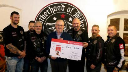 Bild: mef
Herbert Putzer (Mitte)erhielt einen symbolischen Scheck über 1500 Euro für krebskranke Kinder aus den Händen des Stammtischs „Brotherhood of Bikers Naabtal Nomads“.