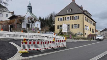 Bild: Schirmer, Werner
Recht steil gestaltet sich die Einmündung der Silberstraße in die Bahnhofstraße. Hier seien die Arbeiten noch nicht angeschlossen, informierte Bürgermeister Alfred Stier bei der Stadtratssitzung. Damit Fahrzeuge an der kritischen Stelle nicht die Fahrbahn berühren, wurde eine Absperrung vorgenommen.