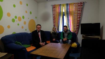 Bild: Stefanie Gradl
Gespannt auf das erste Repair-Cafe sind (von links) Bürgermeister Hans-Martin Schertl, Organisatorin Linda Trager vom ZEN Ensdorf und Jacob Kohler vom Jugendtreff Vilseck.