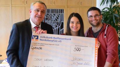 Bild: Kunz
Oberbürgermeister Kurt Seggewiß (links) freut sich über eine Spende der Weidener Komödiens, überreicht durch Marina und Michael Zielbauer.