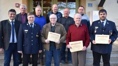 Bild: rgr
Johann Plößner (vorne, Mitte) unterstützt die Gmünder Feuerwehr seit 70 Jahren. Dafür wird er nun ausgezeichnet. Auch weitere langjährige Mitglieder nehmen Urkunden entgegen.