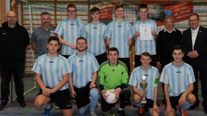 Bild: gf
Die A-Junioren des SV Raigering holten sich bei der Amberger Hallenfußball-Stadtmeisterschaft den Siegerpokal. Auf dem Bild (hinten von links) Turnierleiter Markus Nißler vom Ausrichter SC Germania Amberg, Trainer Jürgen Lubritz, Elia Hartmann, Julian Scharl, Benedikt Ries, Felix Ponath, Norbert Fischer vom Stadtverband für Sport, Bürgermeister Martin Preuß, (vorne von links) Leon Lubritz, Maximilian Zill, Floris Bertelshofer, Sebastian Friedrich und Luka Lubritz.