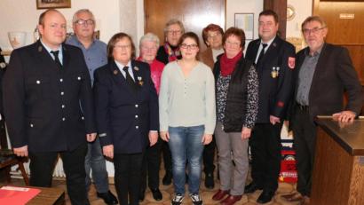 Bild: rpp
Bürgermeister Josef Etterer, der neue Vorsitzende Klaus Biersack (von rechts) sowie (von links) sein Stellvertreter Marco Phillip dankten Ehrenmitglied Wilhelm Kausler, Sieglinde Groß, Luise Biersack, Barbara Walberer, Anna-Maria Veigl, Mathilde Deubzer und Luise Veigl für ihre Treue zur Unterbrucker Wehr.