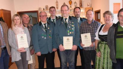 Bild: bö
Für 25, 40 und 50 Jahre Treue zum Verein wurden in Mendorferbuch Schützenmitglieder geehrt. Dazu gratulierten Bürgermeister Florian Junkes (links), Schützenmeister Johann Viehauser (Vierter von links) und die stellvertretende Schützenmeisterin Barbara Guttenberger (Zweite von rechts).