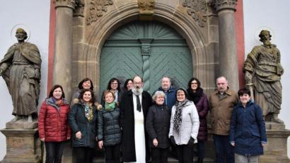Bild: rgr
Die ehemaligen Eschenbacher Wirtschaftsschüler treffen sich in Speinshart zum Wiedersehen. Durch die Klosterkirche führt der Prior der Prämonstratenserabtei, Pater Benedikt Schuster (Mitte).