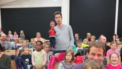 Bild: jzk
Puppenspieler Marc Rehne (stehend) legte großen Wert auf den Kontakt mit seinem Publikum.