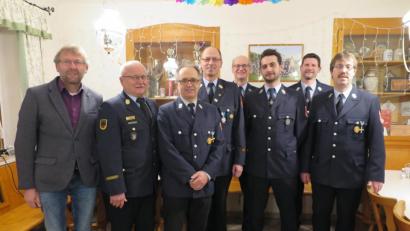 Bild: jzk
Zweiter Bürgermeister Hermann Schraml, Kreisbrandinspektor Otto Braunreuther (von links) und Kreisbrandinspektor Alois Schindler (Vierter von links) lobten das Engagement des Vorstands der Feuerwehr Schönreuth: (von links) Vorsitzender Alfred Hörl, Kommandant Jürgen Plannerer, dessen Stellvertreter Andreas Deubzer, Schriftführer Volkmar Legath und Zweiter Vorsitzender Joseph Mauerer.