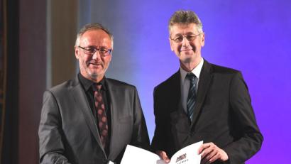Bild: ANDREAS GEBERT
Kultusminister Michael Piazolo (rechts) überreichte Peter von der Sitt (links) die bayerische Schulsportmedaille. Foto: StMWK/Andreas Gebert