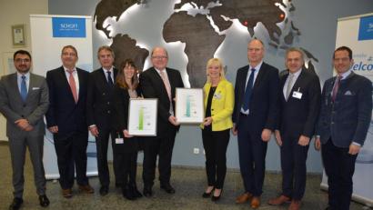 Bild: jr
Gleich zwei Zertifikate zum Thema Arbeitssicherheit und Gesundheitsvorsorge wurden der Schott-AG in Mitterteich überreicht. Mit dabei waren (von links) Dr. Patrick Markschläger, Dieter Birner, Regierungspräsident Axel Bartelt, Nadja Beier (Personalreferentin Schott), Sicherheitsingenieur Markus Weig, Staatssekretärin Carolina Trautner, Standortleiter Stefan Rosner, Bürgermeister Roland Grillmeier und MdB Albert Rupprecht.