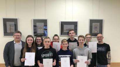 Bild: jzk
Schulleiter German Helgert (links) und der verantwortliche Lehrer Knut Müller (rechts) freuten sich, den ausgebildeten Medientutoren das T1-Zertifikat überreichen zu können.