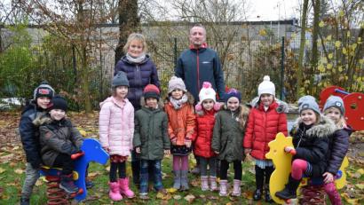 Bild: fz
Klaus Gregor von der Firma Gregor Bau spendierte Leiterin Claudia Romeis und den Kleinen des Kinderhauses „Maria Waldrast“ drei neue Wipptiere.