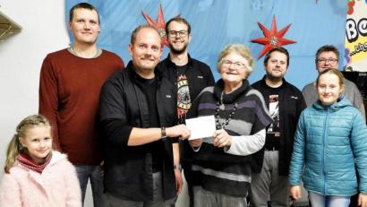 Bild: exb
Andreas Brandl, Benjamin Mayer, Kevin Puß (von links) und Pascal Mayer (Sechster von links) überreichten die Spende an Chorleiterin Christa Holm und Vorsitzende Birgit Sailer (hinten rechts) sowie zwei Vertreterinnen des Kinderchors.