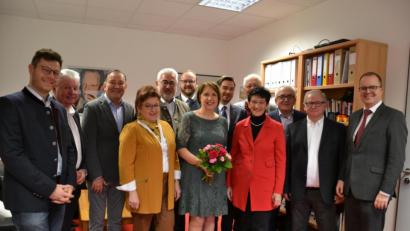 Bild: wpt
Dichter Parteienverkehr im Bürgerbüro der Landtagsabgeordneten Annette Karl (vorne mit Blumenstrauß): Unter anderem gratulierte Bayerns Vizelandtagspräsident Markus Rinderspacher (rechts).