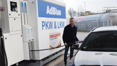 Bild: fz
Im Tankcenter Deglmann gibt es ab sofort auch eine Adblue-Zapfsäule für Pkw und Transporter.