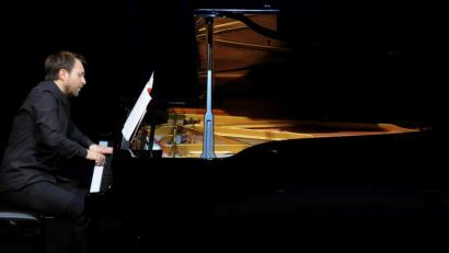 Bild: Stephan Huber
Beethovens Klaviersonaten zählen zu den bedeutendsten Werken der klassischen Klavierliteratur. Herbert Schuch trifft beim Konzert im Stadttheater Amberg den richtigen Ton. Die Farben des Klaviers formen die Stimmungen und Charaktere mit großer Prägnanz und Leidenschaft.