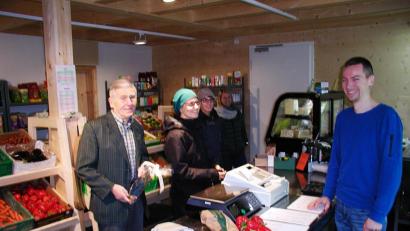 Bild: ld
Im Neubaugebiet Brunnäcker betreibt Christof Heidenreich einen Naturkostladen. Die Stammgäste aus Mehlmeisel sind ihm geblieben und kommen gerne in das neu erbaute Holzhaus, wo in der untersten Etage der Laden untergebracht ist. Bürgermeister Ludwig König stattete dem neuen Laden einen Besuch ab und wünschte viel Erfolg.