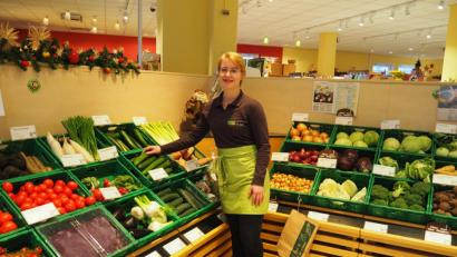 Bild: Bühner
Frau Leonie Pongratz schult zur Verkäuferin im Einzelhandel um. Möglich macht's ein kräftiger Zuschuss der Agentur für Arbeit Weiden.