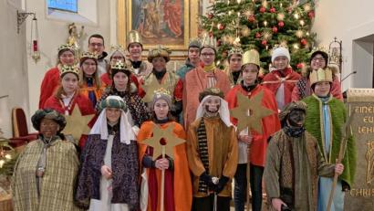 Repro: nm
Die Ministrantenschar zieht von der Pankratiuskirche aus durch den Ort. Den Buben und Mädchen macht die Tour Spaß und ein ansehnlicher "Batzen Geld" kommt auch zusammen.