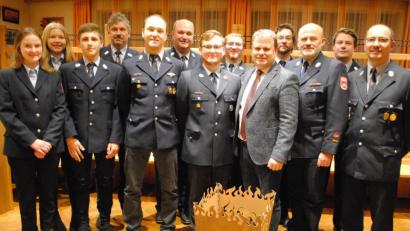 Bild: gag
Stellvertretender Kommandant Thomas Wilhelm (Dritter von rechts) stellt nach 23 Jahren sein Amt zur Verfügung. Nachfolger wird Fabian Zetzl (Fünfter von links).