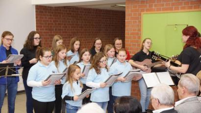 Bild: bkr
Der Kinder- und Jugendchor „Bunte Töne“ unter Leitung von Franziska Hösl gestaltete musikalisch den offiziellen Teil.