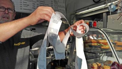 Bild: shl
Kein Kunde verlangt zur Bratwurstsemmel einen Kassenbeleg, sagt Imbiss-Besitzer Dieter Held. Dementsprechend lang ist die Schlange der verschmähten Bons am Endes des Arbeitstages.