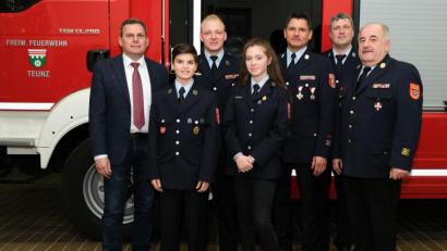Bild: tkr
Bei der Feuerwehr Teunz sind (vorne) Florian Brandstätter und Emilia Schlosser zu neuen Jugendbeauftragten gewählt worden. Als Kommandanten sind Andreas Brandstätter (Dritter von rechts) und Berthold Eckl dahinter (Dritter von links) bestätigt worden. Zur Wahl gratulierten Bürgermeister Norbert Eckl (links), Kreisbrandinspektor Richard Fleck (rechts) und Kreisbrandmeister Christian Weinfurtner.