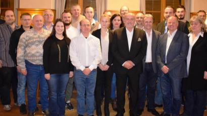 Bild: oe
28 Kandidaten stehen auf der Liste des CSU-Ortsverbands für die Gemeinderatswahl, hier mit Bürgermeisterkandidat Anton Peter (Vierter von rechts), Ortsvorsitzendem Robert Weiß (daneben) sowie CSU-Kreisvorsitzendem Harald Schwartz (hinten links).