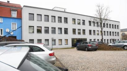 Bild: Gabi Schönberger
Der Kreisausschuss gab im Januar Pläne für einen Umzug des Gesundheitsamts von Weiden nach Neustadt bekannt. Oberbürgermeister Kurt Seggewiß schlug daraufhin das dann frei werdende Gebäude in der Maistraße in Weiden als möglichen Standort für eine Behördenverlagerung vor.