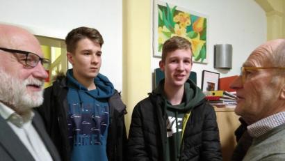 Bild: mma
Nach dem Vortrag diskutierten die Teilnehmer der Philosophie-Reihe noch lange mit dem Referenten Klaus Hoffmann (rechts).