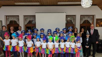 Bild: Stefanie Gradl
Die drei Gardegruppen mit ihrem Prinzenpaar Sandra I. und Sebastian I. sowie (hinten von links) Jenny Rumpler, Tanja Schönl, FV-Vorsitzendem Robert Liermann, Jessy Mayerhofer, Steffi Gradl und Bürgermeister Hans-Martin Schertl.