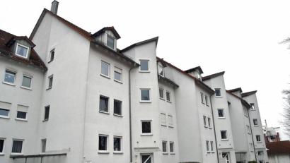 Bild: Andreas Royer
In diesem Mehrfamilienhaus in der Dekan-Rusam-Straße kam es am vergangenen Sonntag zu zwei Wohnungseinbrüchen. Die Polizei sucht nun Zeugen, die eventuell Hinweise auf den Täter geben könnten.