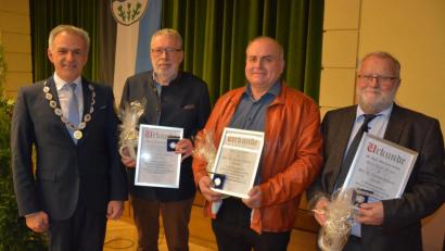 Bild: jr
Mit der Theobald-Schrems-Medaille wurden beim Neujahrsempfang drei langjährige ehemalige Vereinsvorsitzende geehrt. Im Bild (von links) Bürgermeister Roland Grillmeier, Ludwig Kraus, Erich Seitz und Josef Fennerl.
