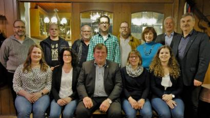 Bild: twi
Die Kandidatenliste der FBU-ÖDP steht. Angeführt wird sie von Spitzenkandidat Georg Schlögl (vorne, Mitte). Zur Listenaufstellung kamen auch ÖDP-Kreisvorsitzender Alfred Damm (rechts) und sein Stellvertreter Arnold Kimmerl (Zweiter von rechts).