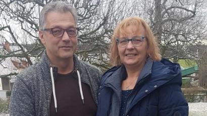 Bild: exb
Gut-Holz-Vorsitzender Klaus Schüßler gratuliert Patrizia Haibach zu ihren beiden Rekorden.