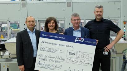 Bild: PIA Automation Amberg/exb
Jan-Bernd Gier (links) und André Vales (rechts), die Geschäftsführer der PIA Automation, übergeben den Scheck an Heike Weber vom Ronald-McDonald-Haus Erlangen und Franz Badura von der Albrecht-Mayer-Stiftung.