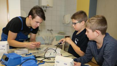 Bild: Hirsch
Auszubildende der Firma Läpple basteln und löten mit den Kindern und erläutern ihnen technische Zusammenhänge.
