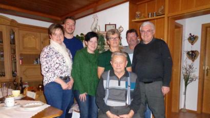 Bild: amö
Der Jubilar (sitzend) mit (von links) Bürgermeisterin Sonja Meier, Michael Wagner (Blaskapelle Kunschir), den Kinder Astrid, Rita und Hans sowie Pfarrer Eugen Wismeth .