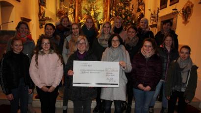 Bild: kro
Der Wondreber Chor „TonArt“ unterstützt die „Stiftland-Sternenkinder“ mit 1300 Euro, dem Reinerlös des Weihnachtskonzerts. Unser Bild zeigt den Chor mit seiner Sprecherin Stefanie Scharnagl bei der Scheckübergabe an Silke Rosner (vorne, Dritte von links) von den „Stiftland-Sternenkindern“.