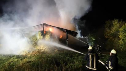 Archivbild: za
Die Feuerwehr kämpfte im Oktober auch in Rothenstadt gegen die Flammen, die durch Brandstiftung entstanden waren.