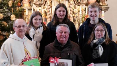 Bild: tkr
Pfarrer Herbert Rösl (links), die Oberministranten (hintere Reihe) und Nachfolgerin Christiane Hammer (rechts) verabschiedeten sich von Ministranten-Betreuer Josef Pflug . Als kleines Dankeschön gab es einen Gutschein, ein Einnerungsbild und ein Fotoalbum über die gemeinsame Zeit.