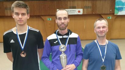 Bild: wdb
Christian Daniel (Mitte) gewann den Neujahrspokal vor Thomas Jenke (rechts) und Andreas Bauer (links).