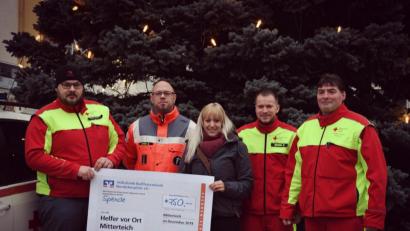 Bild: BRK-Kreisverband/exb
750 Euro spendete Ilona Gruber (Mitte) nach einer Verkaufsaktion in Großbüchlberg für ihre Kameraden im Team der „Helfer vor Ort“ (HVO). Darüber freuten sich nahmen HVO-Leiter Manuel Maierhöfer und Bereitschaftsleiter Robert Hoyer (von links) sowie Peter Kraus und stellvertretender Taktischer Leiter Patrick Gradl (von rechts).