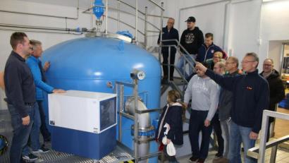 Bild: sne
Die Junge Union Grafenwöhr lässt sich von Günther Rauh das Wasserwerk erklären.